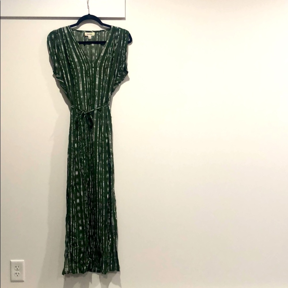 Sleeveless dress with side slits and pockets